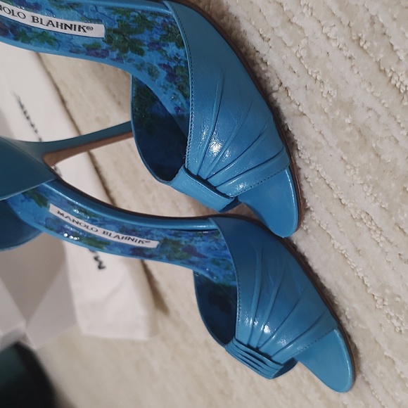 Manolo Blahnik Electric Blue Open Toe Stiletto Heel Rosettado Sandals Size 38 - Picture 11 of 13